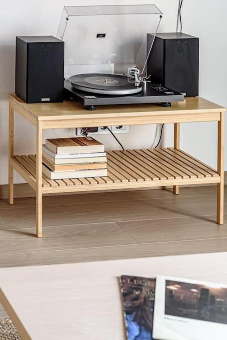 Cozy Japanese Oasis With Balcony, Gramophone, Netflix Apartment Vilnius Bagian luar foto