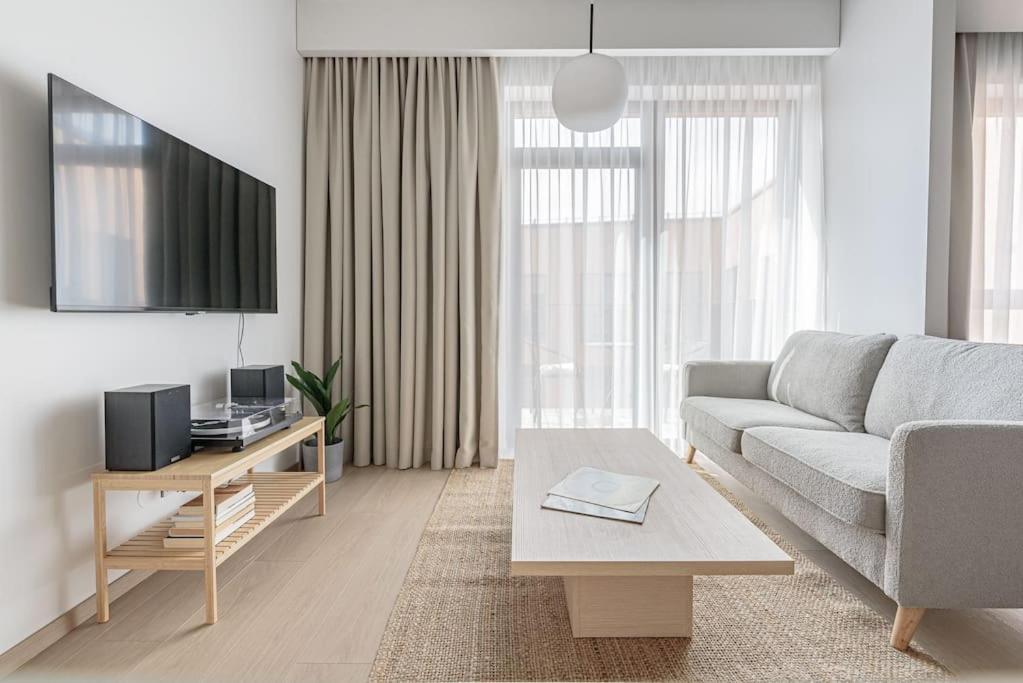 Cozy Japanese Oasis With Balcony, Gramophone, Netflix Apartment Vilnius Bagian luar foto